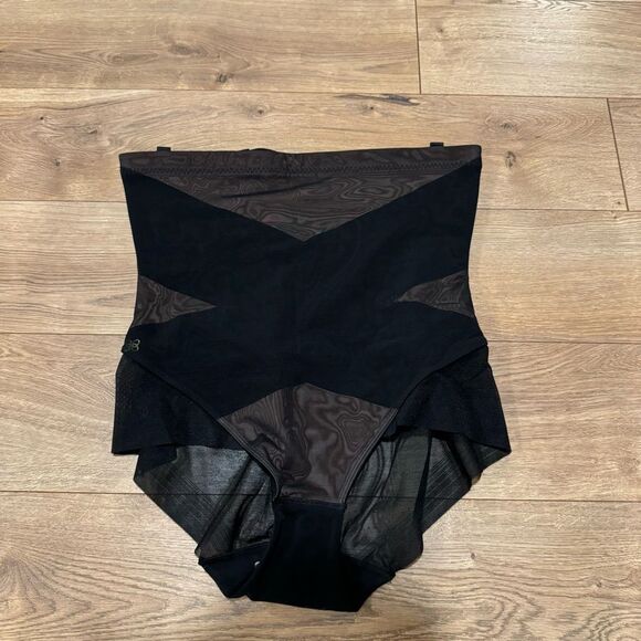 Honeylove SuperPower Briefs in Runway Size 1X - Picture 8 of 10